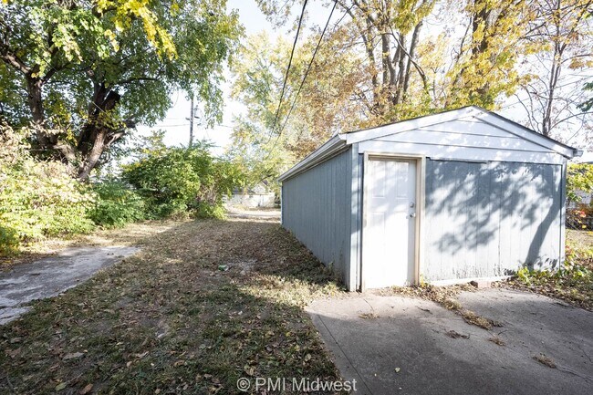 Building Photo - Charming 1 Bed Duplex with Full Bath in In...