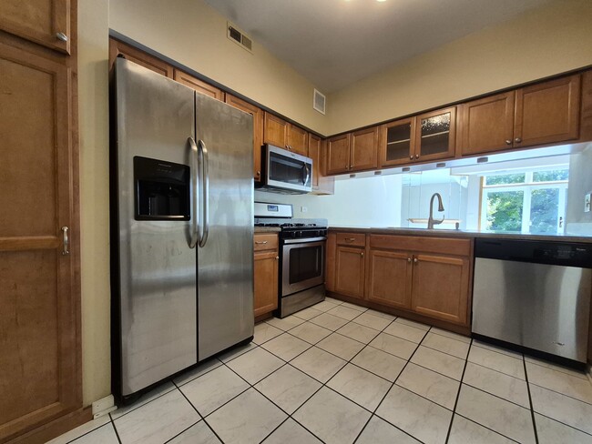 Building Photo - 7835 Darien Lakes Dr