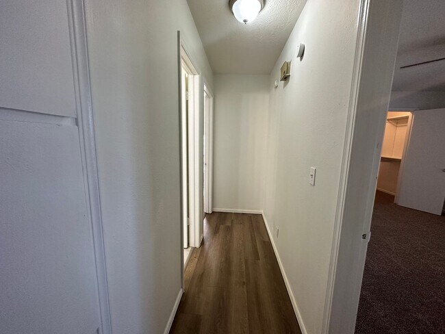 Building Photo - 2 Bed 2 Bath duplex on 10th and Council