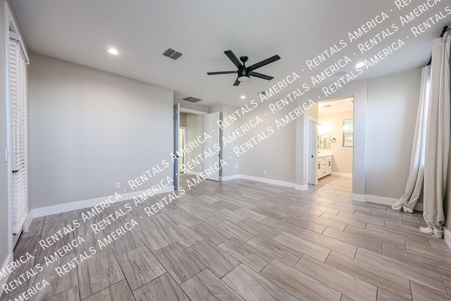 Building Photo - 7855 W Rock Springs Dr