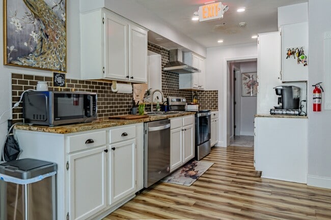 Building Photo - 1875 Williams Manor Ave