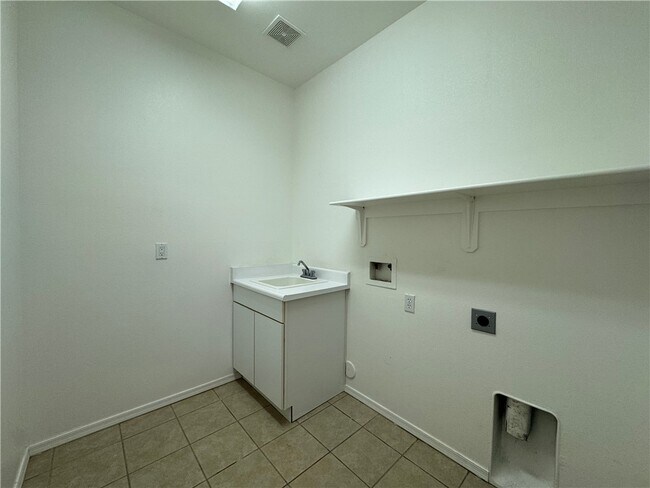 Building Photo - 2334 Silverthorne Dr