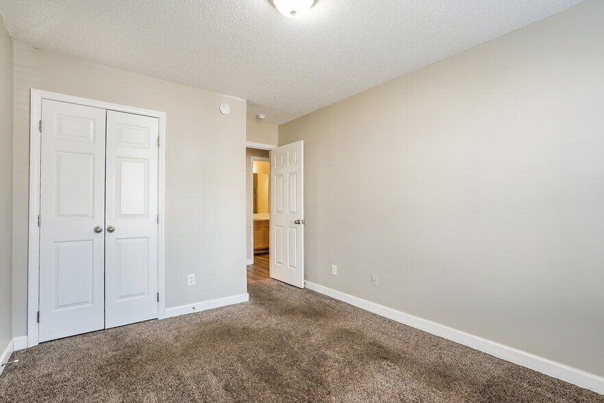 Building Photo - 1940 Shadow Glen Dr