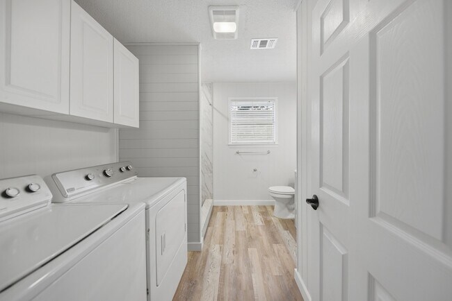 Building Photo - 9481 Lake Forest Cir