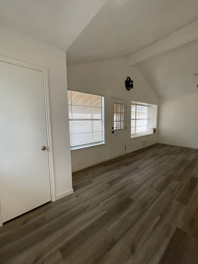 Building Photo - 2730 Mud Lake Dr