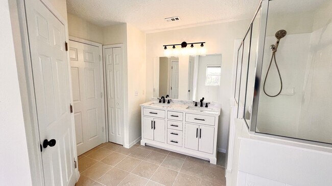 Building Photo - AWESOME 4BD/3BA in Orlando!!!