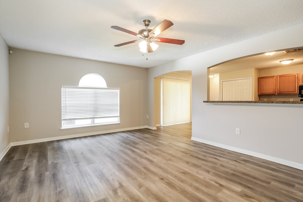 Building Photo - 5633 English Oak Dr S