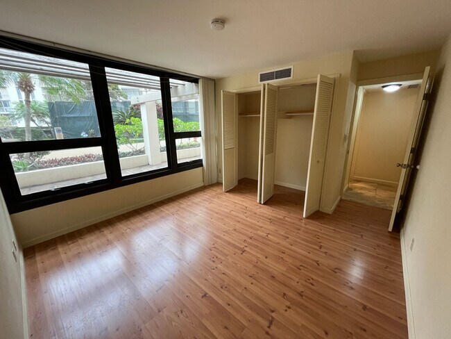 Building Photo - Yacht Harbor Towers (Ala Moana)-1282 sf, 2 bed+den, 2 bath, 2 prkg-INCLUDES UTILITIES