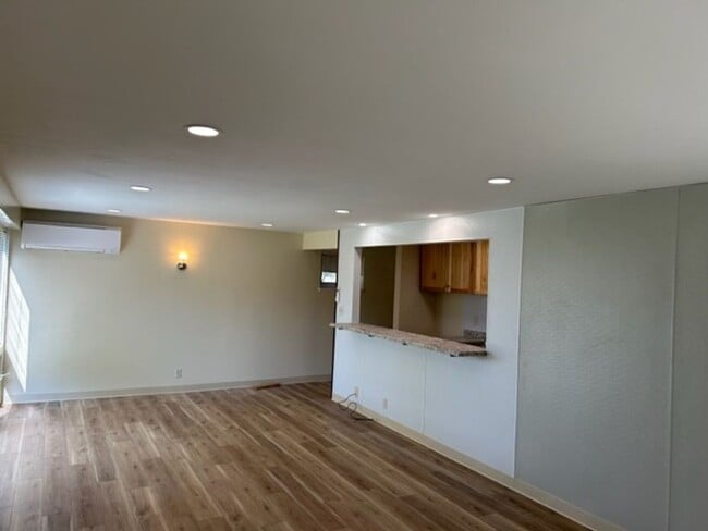 Building Photo - 1-Bedroom, 1-Bathroom Apartment -- SUBLET AVAILABLE APRIL 1, 2026
