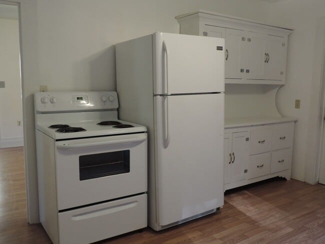 Building Photo - Cute 2/1 Cottage in Fleetwood with Office Space Upstairs