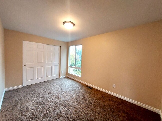 Building Photo - HUGE 5 Bedroom Home - Federal Way