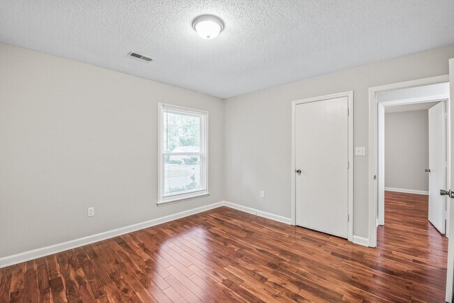 Building Photo - Move-in Ready 3 Bedroom Ranch!!