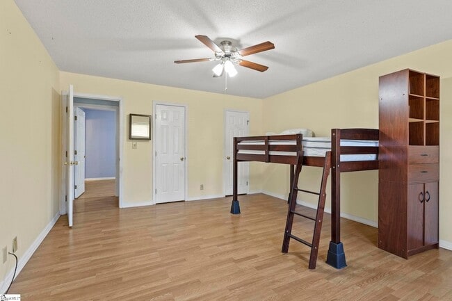 Building Photo - 405 Creek Dr