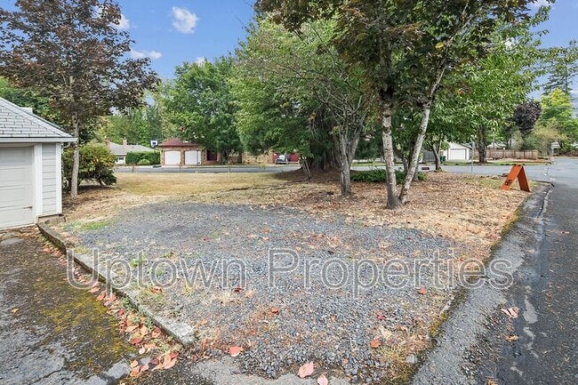 Building Photo - 9520 SW Cypress St