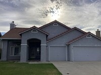 Building Photo - Just listed!
