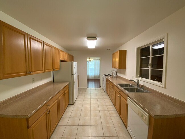 Building Photo - 3 Bedroom Single Story Available Near Coma...