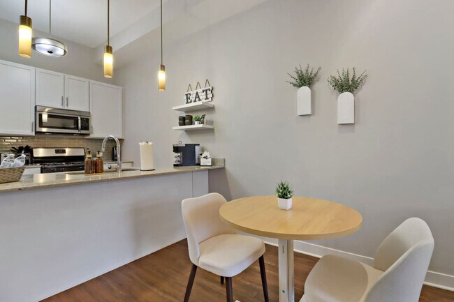 Building Photo - 256 N Addison Ave