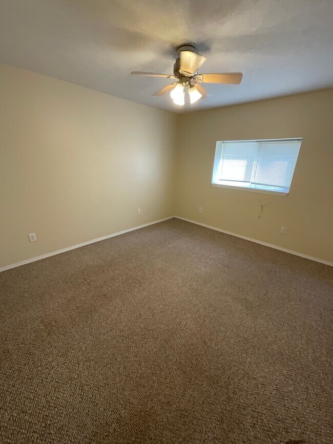 Building Photo - *2027* 4 Bed!! BIG GROUP OPTION!!! 18-20!!