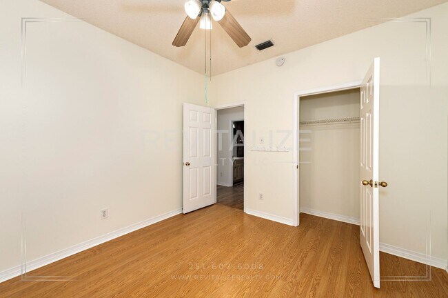 Building Photo - Daphne 3BR/2BA + Bonus Den – Spacious, Stylish & Full of Charm!