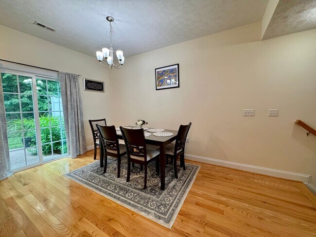 Building Photo - Townhouse for Rent in Spring Oaks!