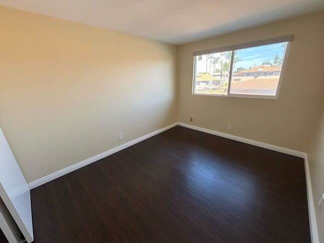 Building Photo - Clean and upgraded 3 bedroom townhouse available in Fountain Valley