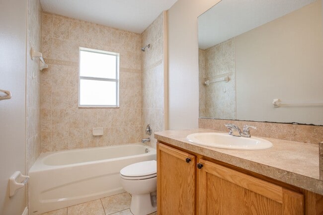 Building Photo - Leesburg 3/2 with Split Bedroom and Covered Back Patio