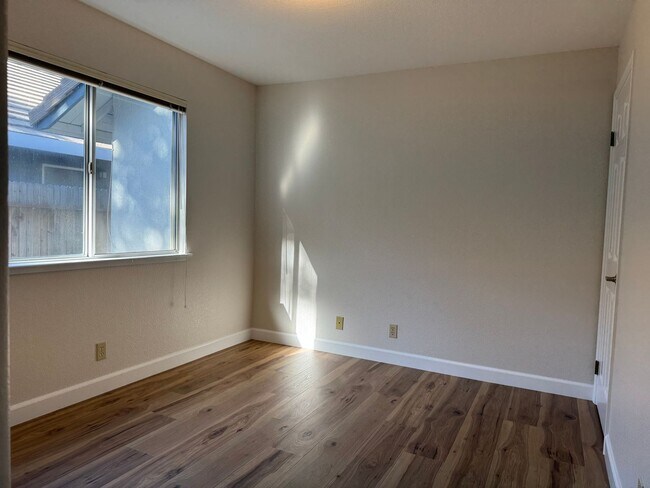 Building Photo - Available July 1st. New Renovated!