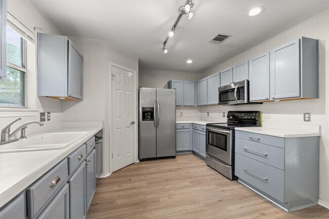 Building Photo - 2036 Kaiser Dr