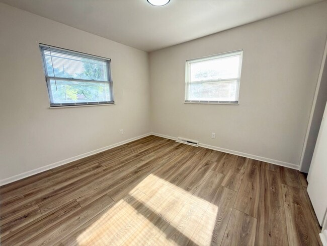 Building Photo - Newly Renovated Move-In Ready 3 Bed, 3 Bath Home!
