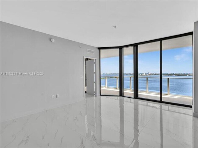 Building Photo - 700 NE 24th St