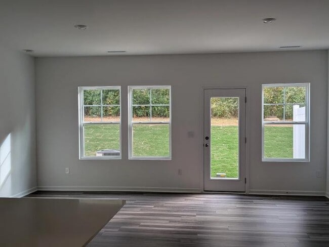 Building Photo - 898 Pilot St