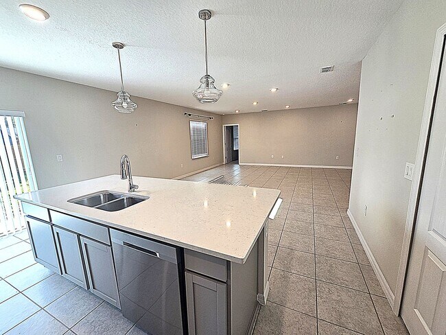 Building Photo - Stunning 4 bedroom, 2-bathroom home