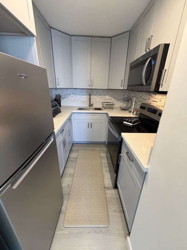Building Photo - Fully Furnished Remodeled 1 bed w/ parking & views- Electric INCLUDED