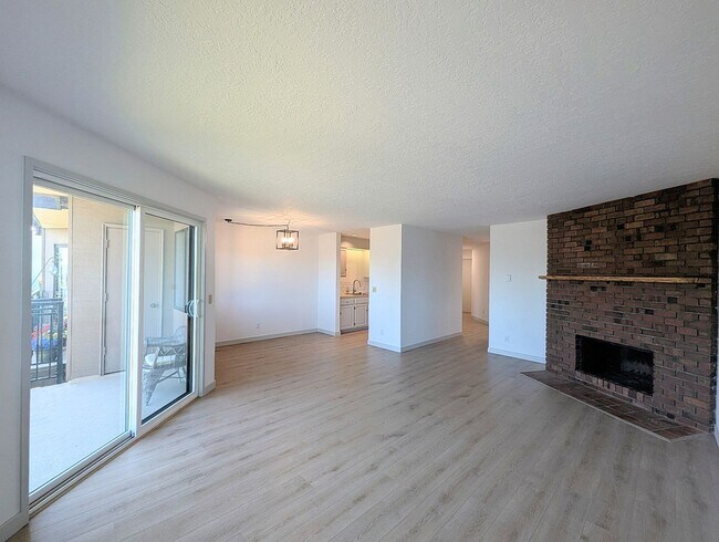 Building Photo - 1bd/1ba Edmonds Condo