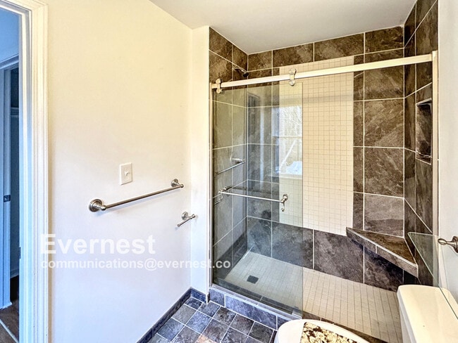 Building Photo - Beautiful 4-Bedroom Home with Modern Comforts / Pet-Friendly / Vouchers Accepted / Available Now!