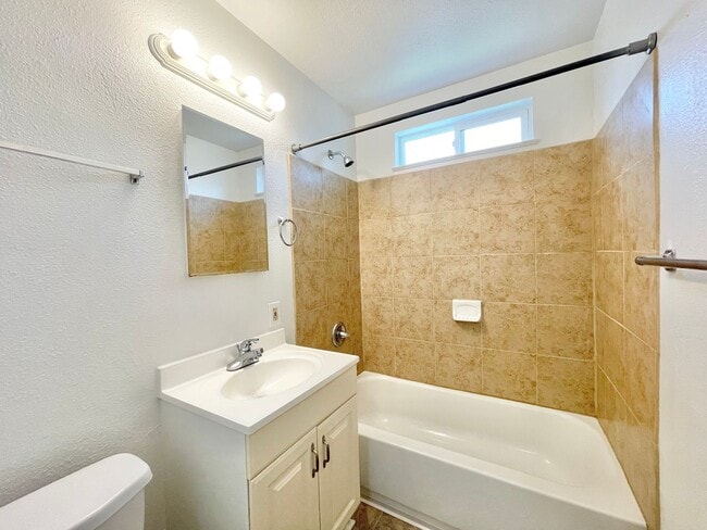 Building Photo - 700-702 Poplar Avenue