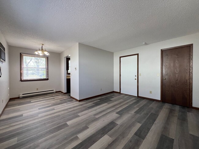 Building Photo - 1 bed 1 bath apartment with LVP flooring