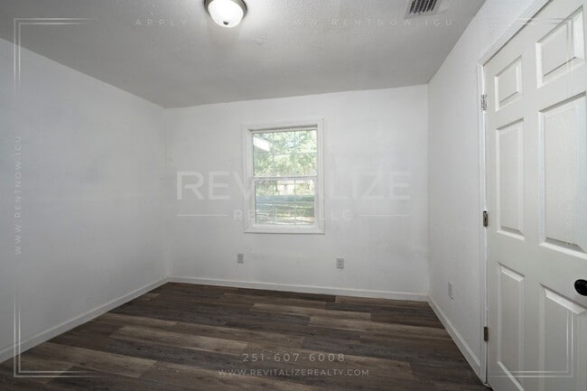 Building Photo - Fully Renovated 3/2 in West Mobile!