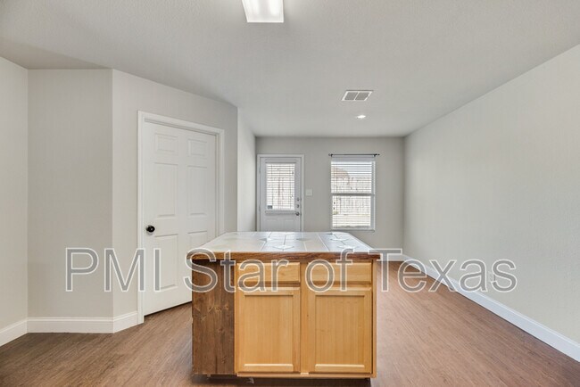 Building Photo - 1034 Churchill Dr