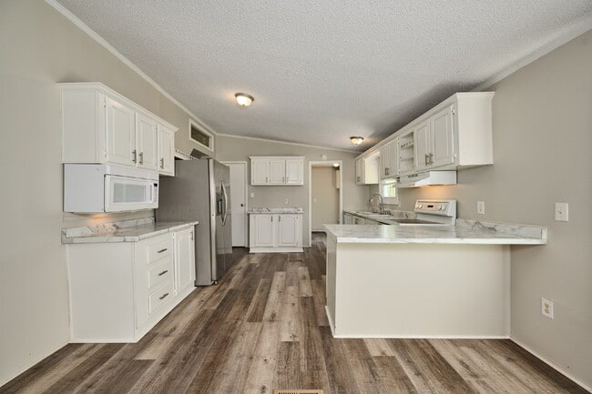 Building Photo - For Rent: 4+BR, 3BA