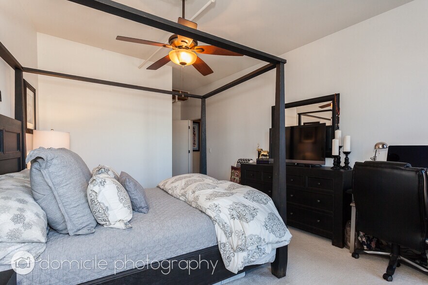 Building Photo - 1735 W Diversey Pky