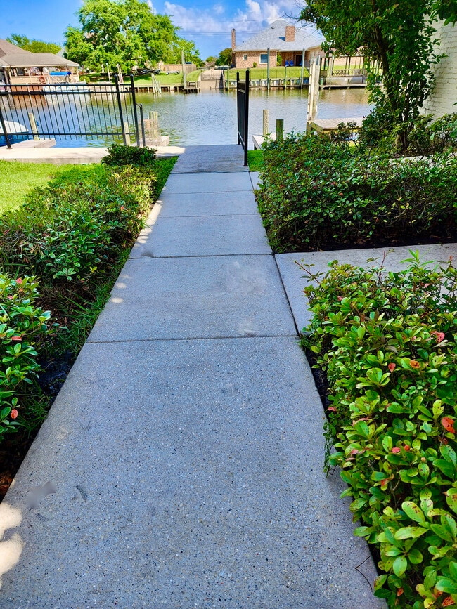 Building Photo - Bella Del Mar