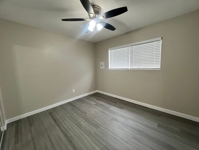 Building Photo - SPACIOUS 2 BEDROOM 1 BATH UPSTAIRS