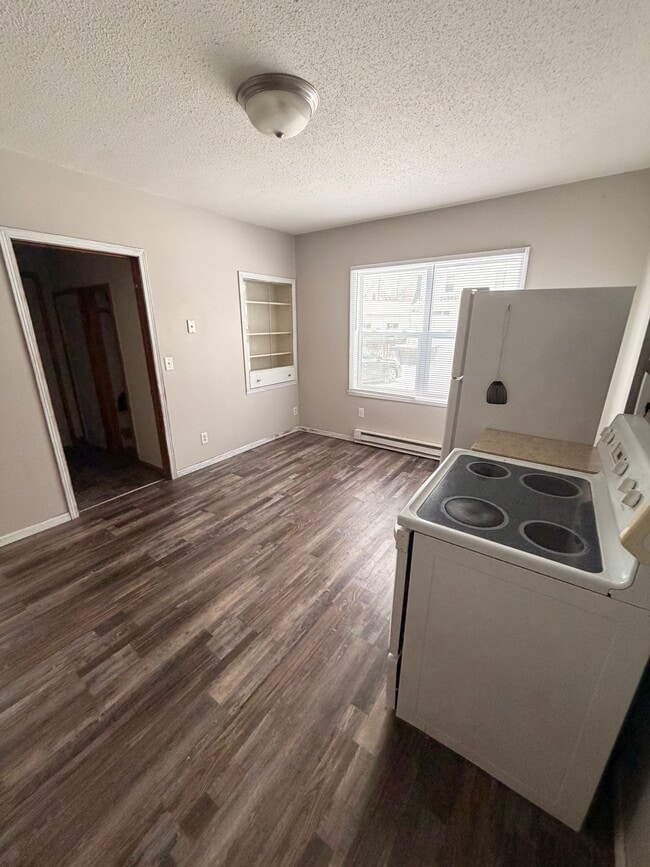 Building Photo - 424 4th St S