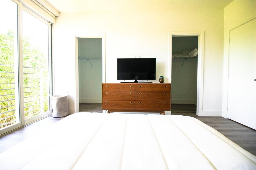 Building Photo - 2465 NE 135th St