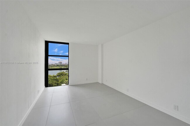 Building Photo - 20281 E Country Club Dr
