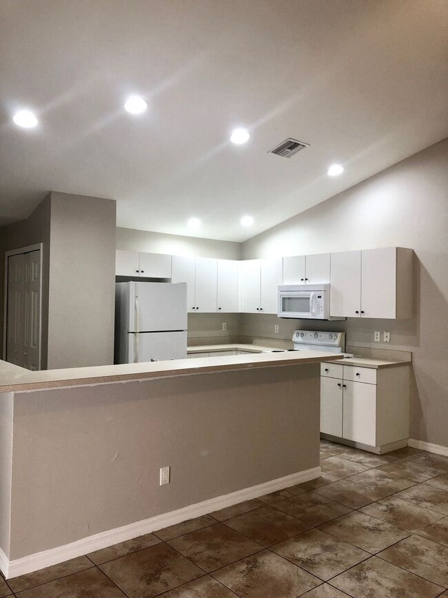 Building Photo - Experience this Large Cape Coral 3 bedroom 2 bath duplex with 1 car garage and screened in lanai.