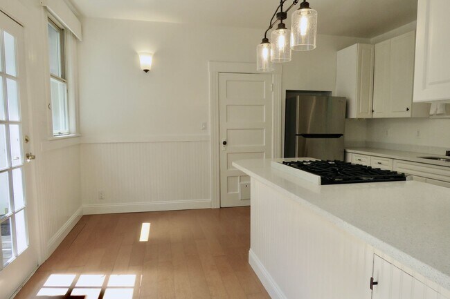 Building Photo - Freshly Updated Pet Friendly First Floor with Parking and Laundry