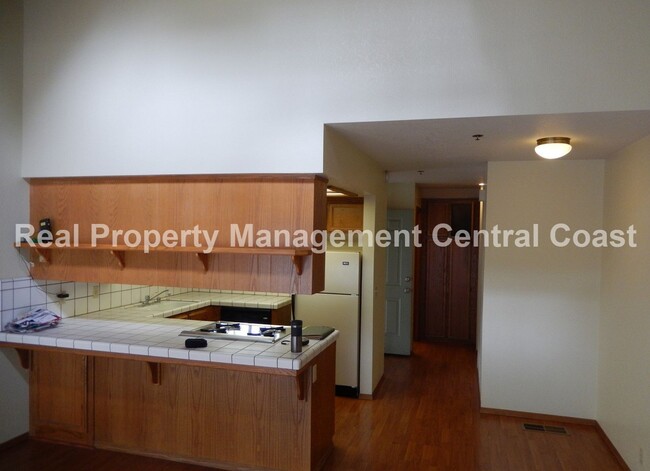 Building Photo - AVAILABLE JULY -  2 Bedroom / 1.5 Bath Dow...