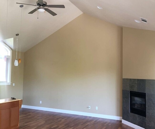 Building Photo - 528 W Nevada St